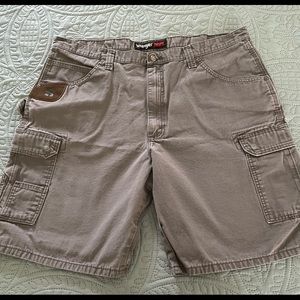 WRANGLER® RIGGS WORKWEAR® RIPSTOP
RANGER CARGO SHORT Gray size 40